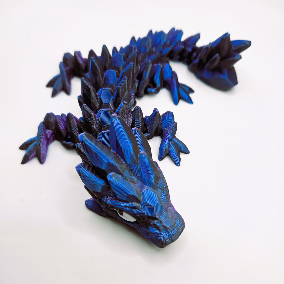 3D-printad babydrake i blått, lila och svart