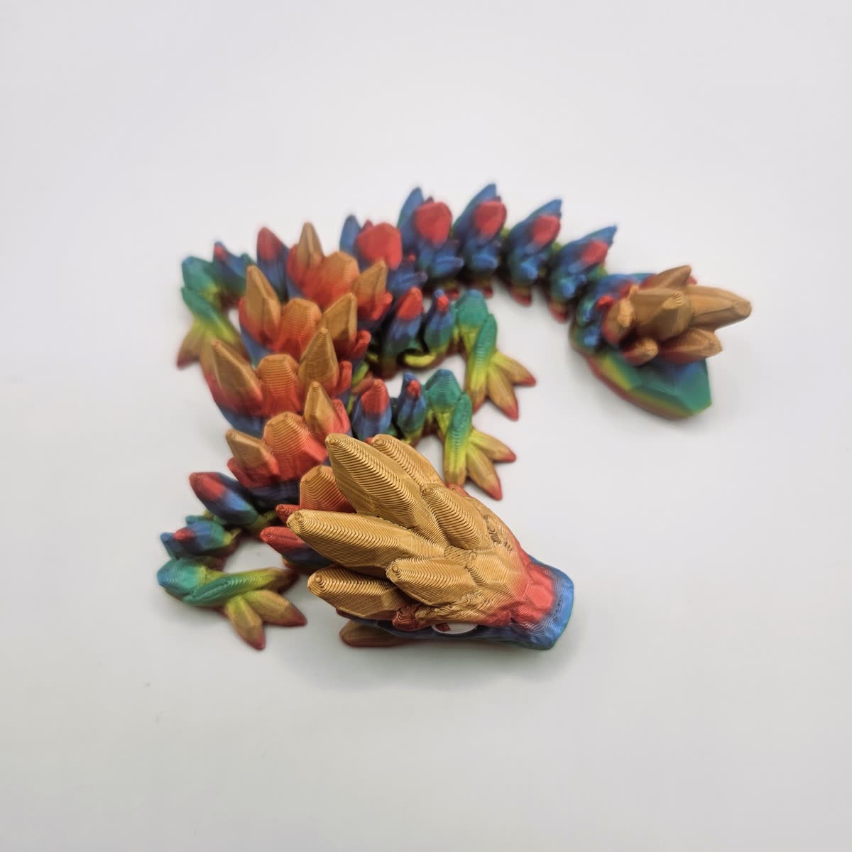 3D-printad babydrake i regnbågsfärger