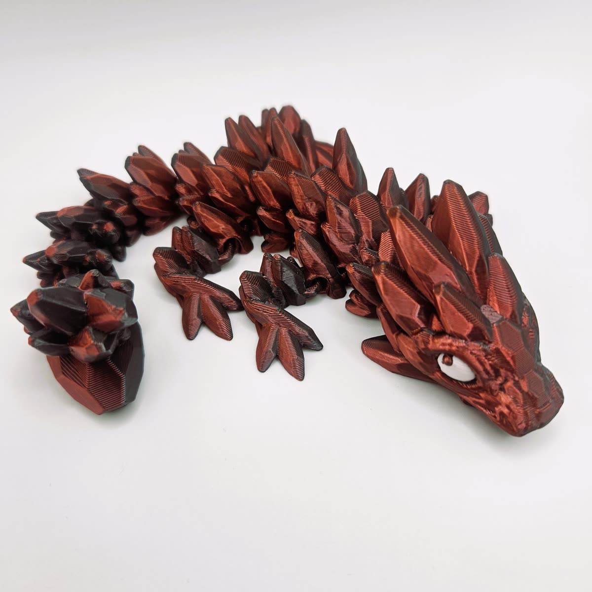 3D-printad babydrake i rött och svart