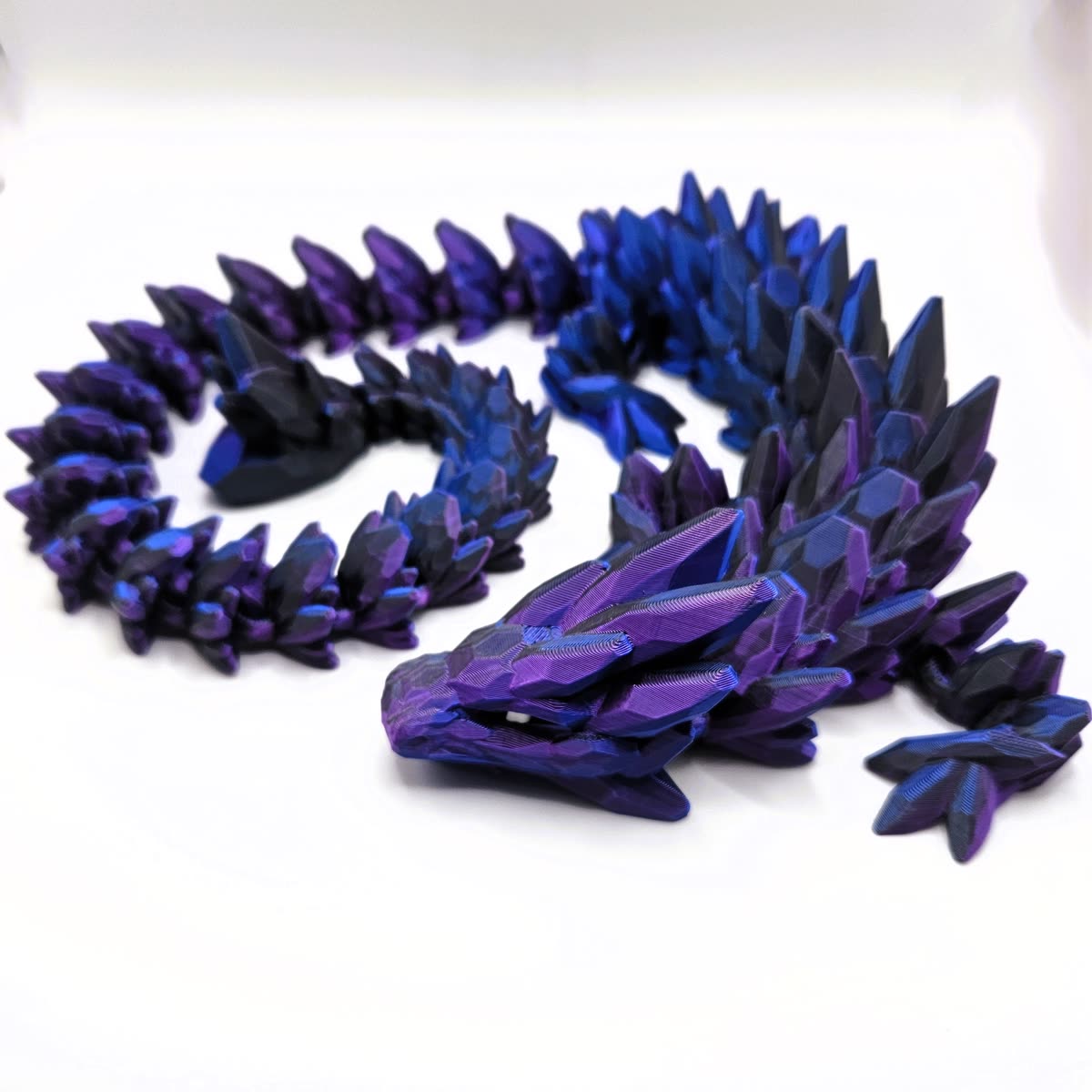 3D-printad ledad drake i blått, lila och svart