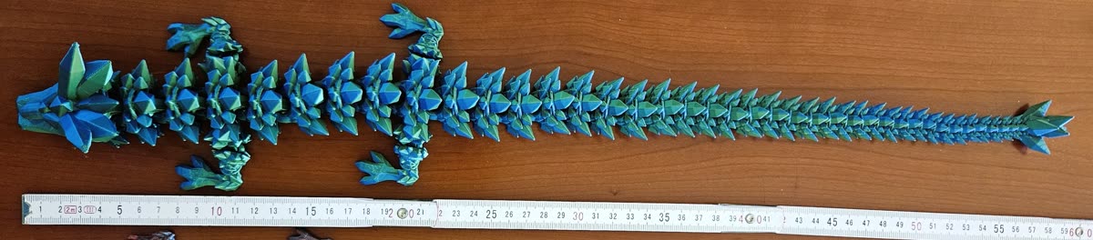 Ledad drake bredvid tumstock som visar längden, cirka 60 cm