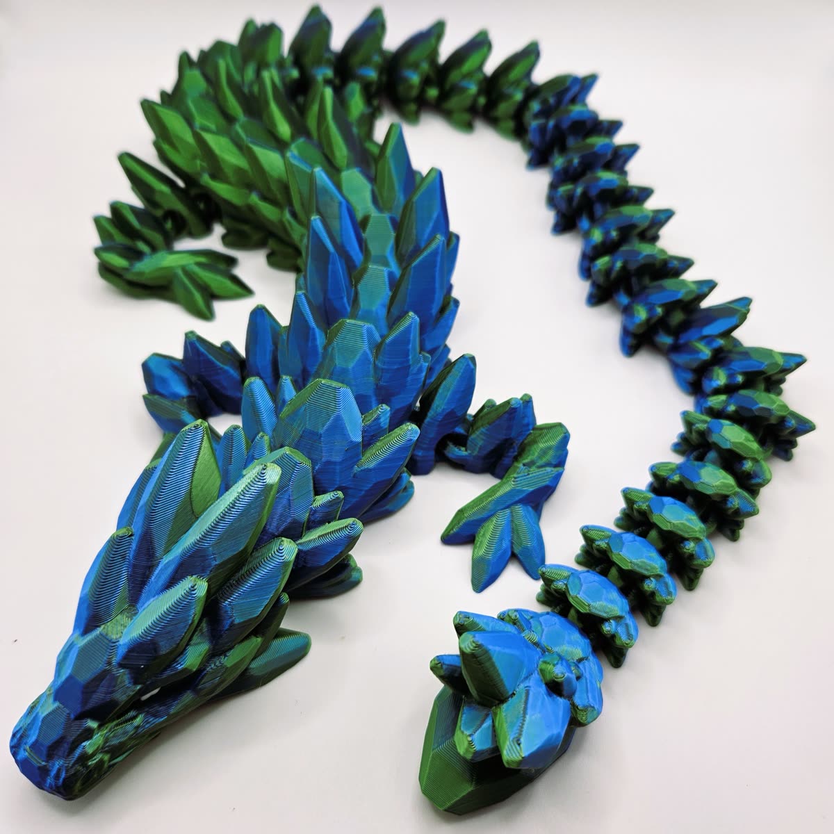 3D-printad ledad drake i grönt och blått