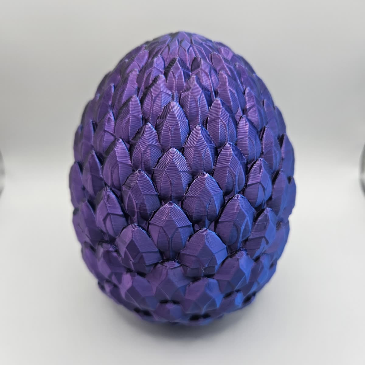 3D-printat drakägg i blått, lila och svart