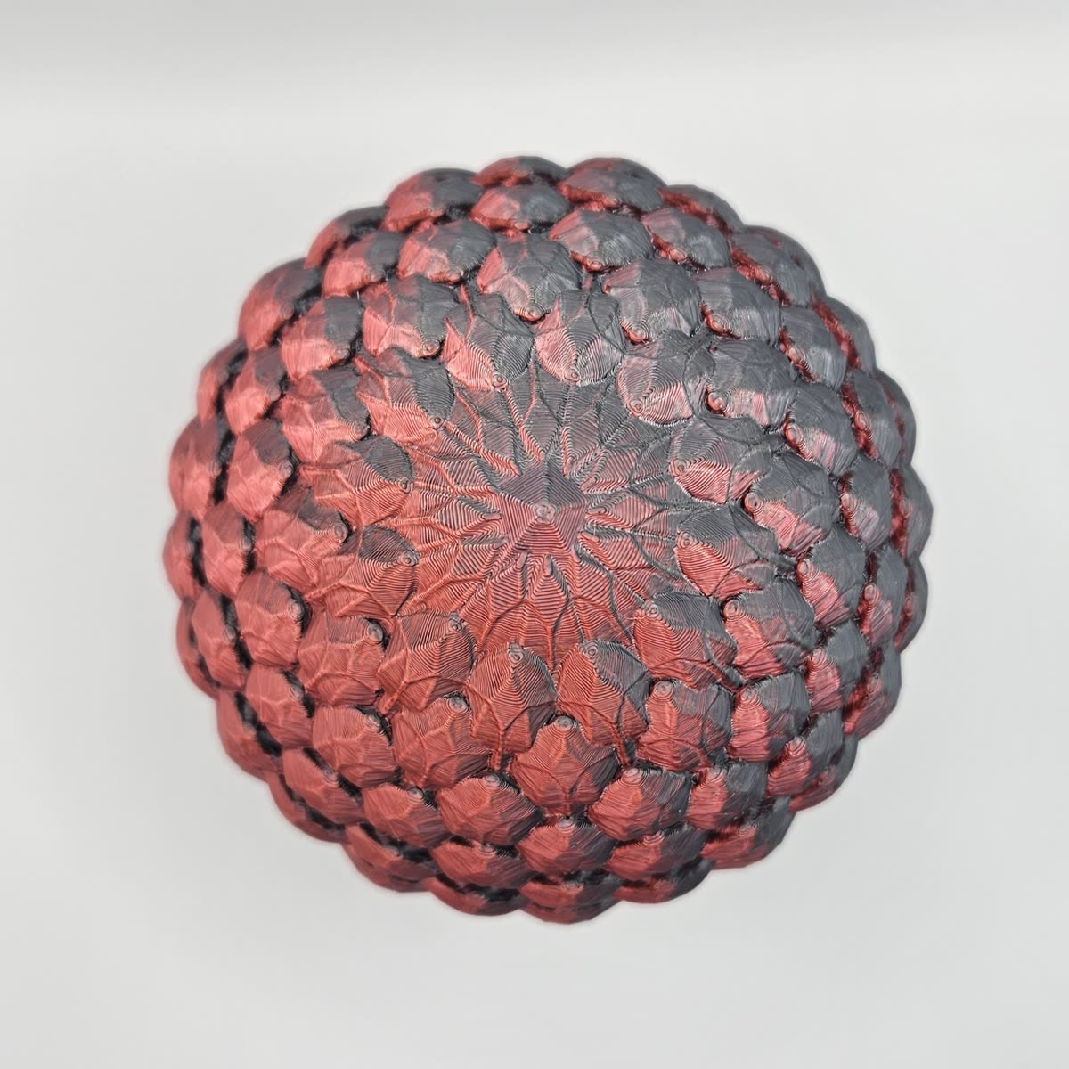 3D-printat drakägg i rött och svart